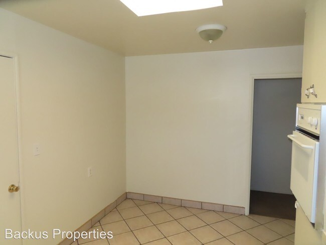 Building Photo - 4 br, 2 bath House - 990 N. Madeira Ave.