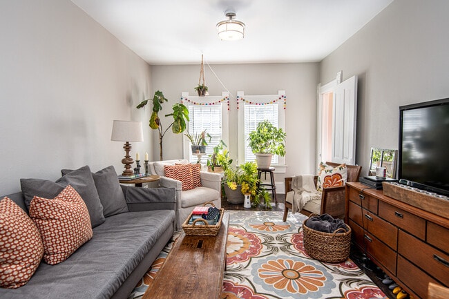 Building Photo - 1014 E Pearson St