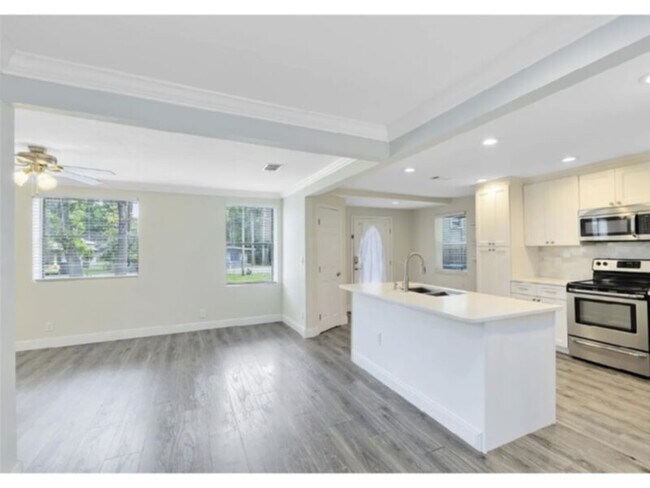 Building Photo - 3 Bedroom, 2 Bath Heart Of Hourglass Downt...