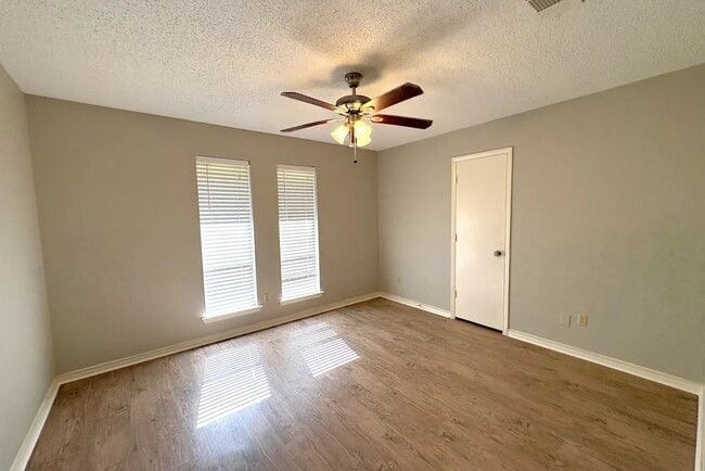 Foto del edificio - 944 Clear Springs Dr