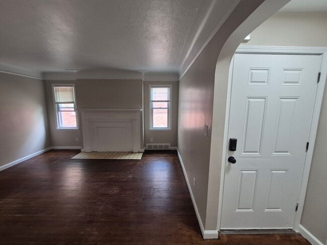 Building Photo - This beautifully updated 3-bedroom, 1-bath single-family home is ready for move-in!