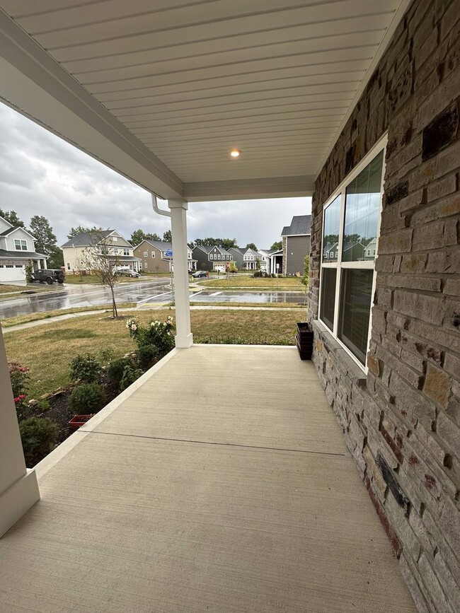 Building Photo - 3 Bedroom Single Family w/ Finished Baseme...