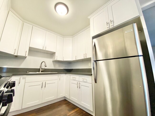 Building Photo - 1256 Tamarind Ave