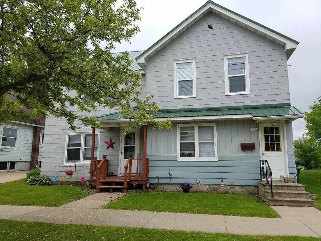 310 W Arnold St Unit Upper, Marshfield, WI 54449 Room for Rent in
