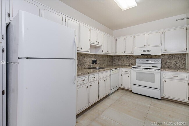 Foto del edificio - 10185 Collins Ave