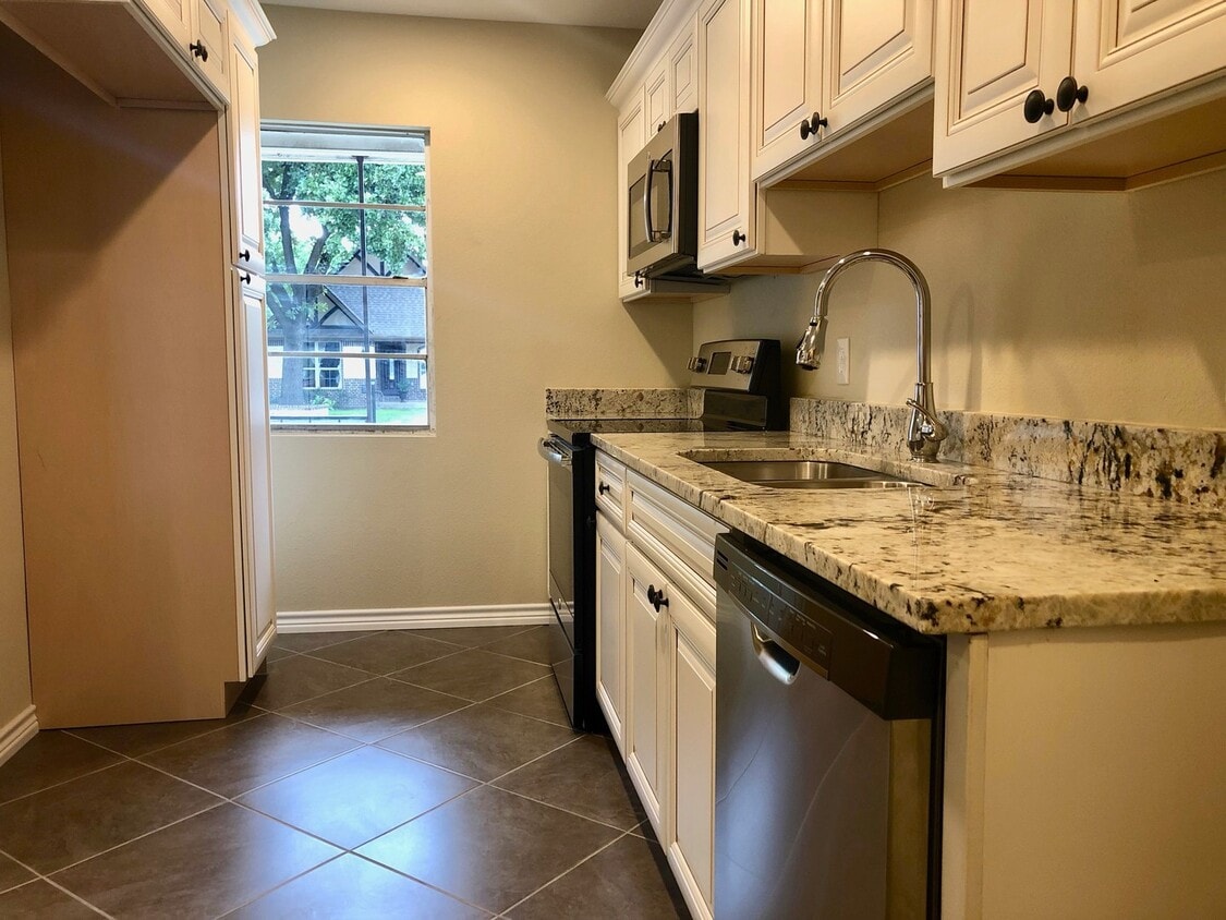 Primary Photo - 2 Bedrooms - 1 Bathroom - LARGE Backyard!