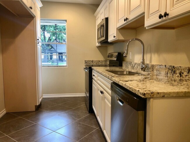 2 Bedrooms - 1 Bathroom - LARGE Backyard! - 2 Bedrooms - 1 Bathroom - LARGE Backyard! House