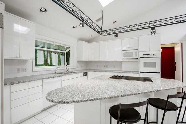Foto del edificio - 128 Baldpate Hill Rd