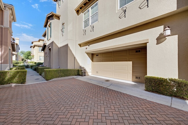 Building Photo - 588 Dovecote Ln
