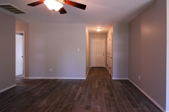 Foto del edificio - Freshly Remodeled & Ready For You To Call Home!