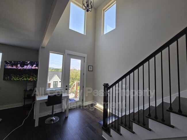 Building Photo - 618 Ladd Ave