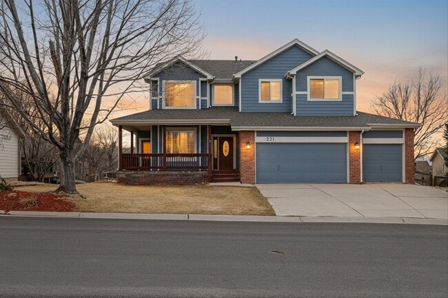 Stunning 5-BD 4-BA Outlook Home with Flatirons Views & Finished Basement - Stunning 5-BD 4-BA Outlook Home with Flatirons Views & Finished Basement