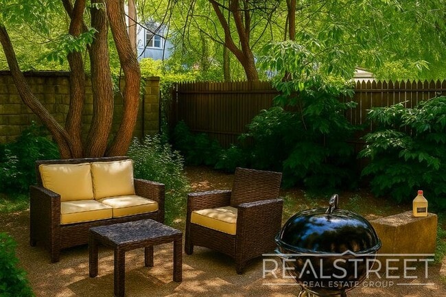 Foto del edificio - 3 Bedroom near East Williamsburg with Private Backyard Garden!