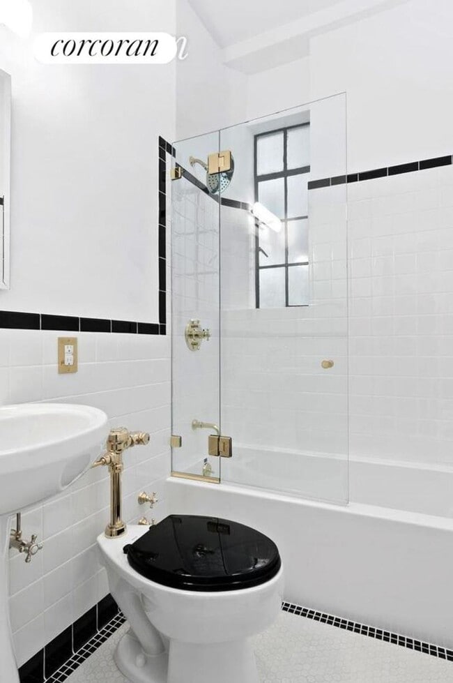 Building Photo - 11 W 81st St