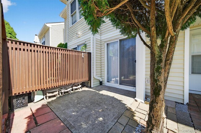 Foto del edificio - 1220 Whispering Hills Dr