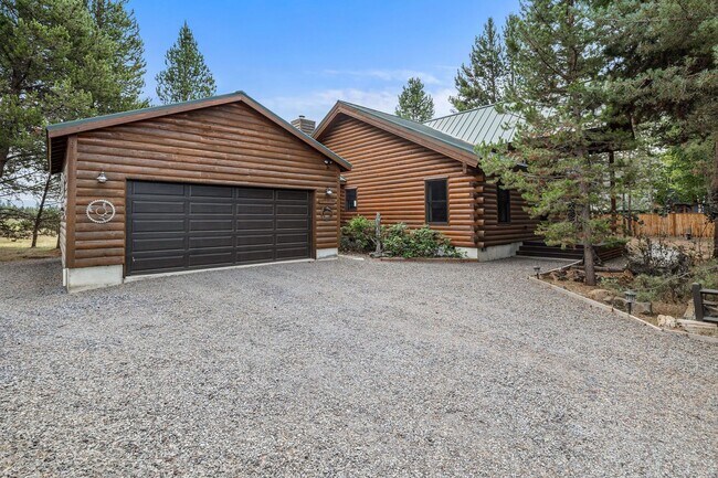 Foto del edificio - Log home on 3.57 riverfront acres with stu...
