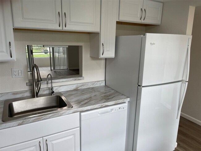 Foto del edificio - 3099 NW 48th Ave