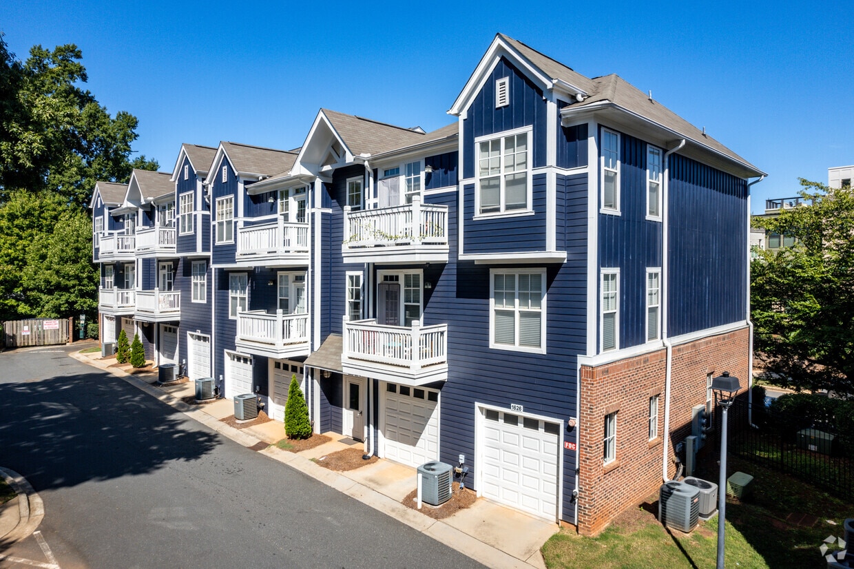 Walnut Hill Condominiums Apartments in Charlotte, NC