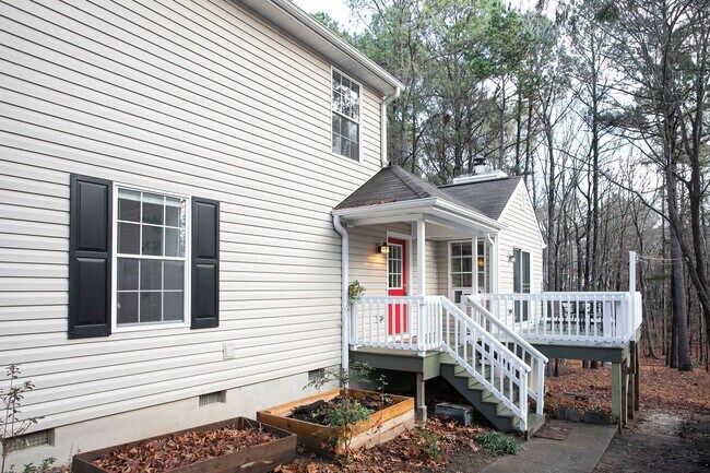 Building Photo - Fabulous Centrally Located 3 Bedroom Chape...