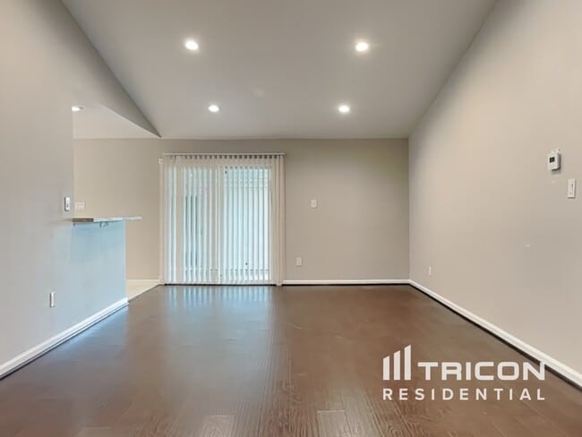 Foto del edificio - 8127 Twin Hills Dr