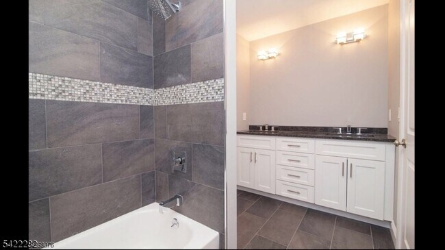 Foto del edificio - 227 E McClellan Ave