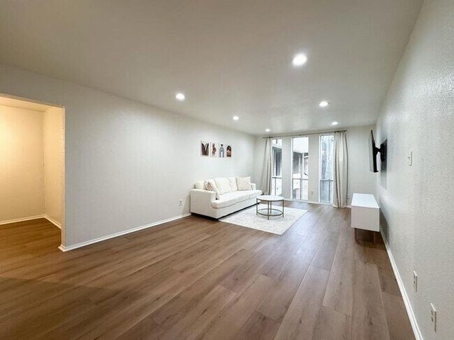 Foto del edificio - Bright and Spacious 1-Bedroom Condo in an ...