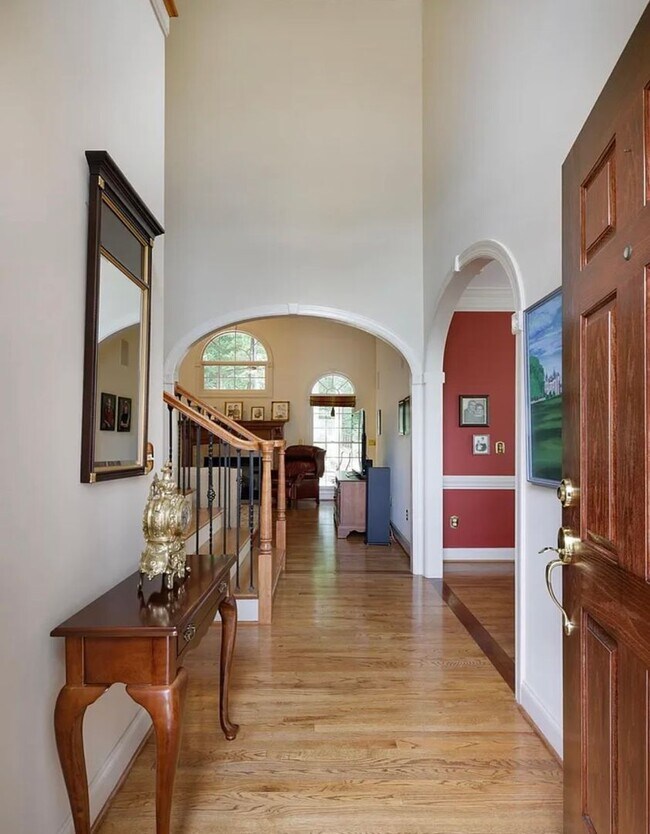 Foto del edificio - Luxury Waterfront Rental in Gated Montebello Community