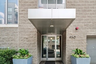 Building Photo - 950 W Erie St