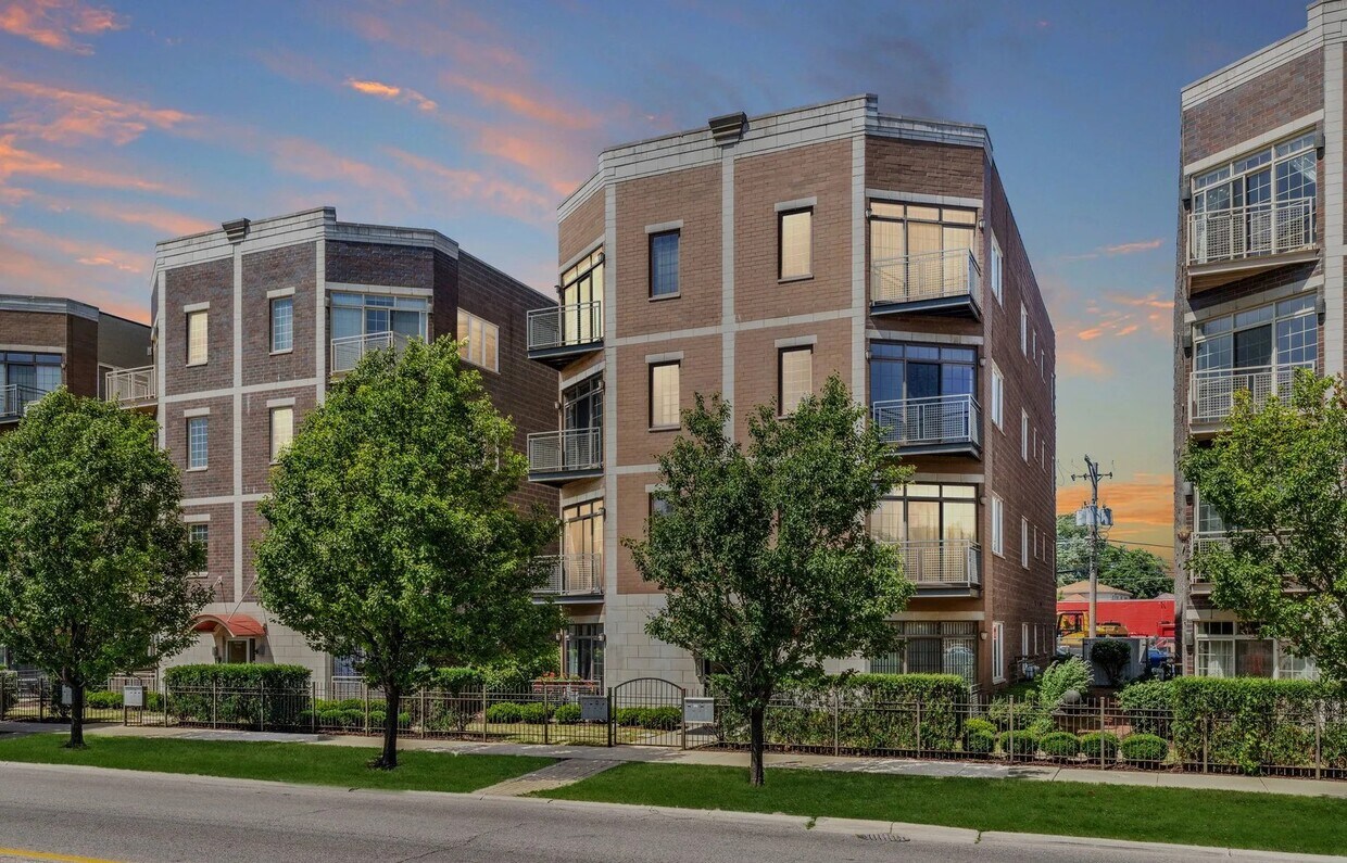 Foto principal - 7932 W Grand Ave