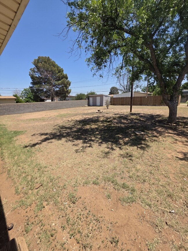 Foto del edificio - 3 bed 1.5 bath home, large backyard!