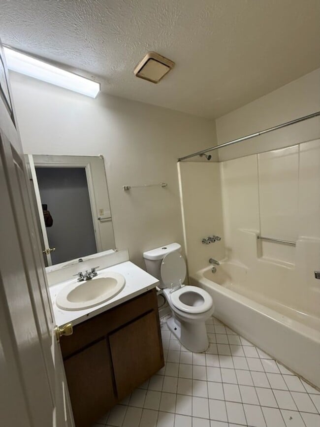 Building Photo - 2339 Schaul St