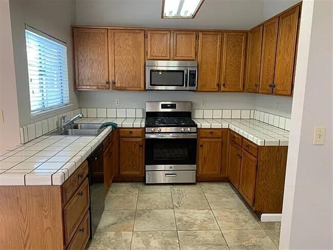 Building Photo - Serious inquiries