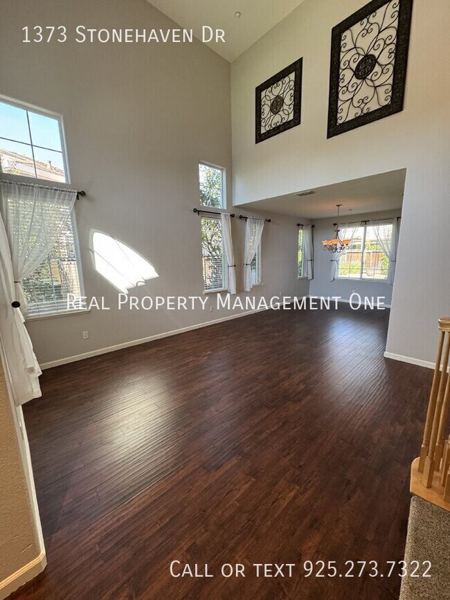 Foto del edificio - 1373 Stonehaven Dr
