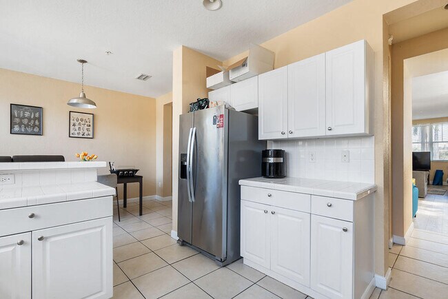 Building Photo - 770 Millbrae Ct