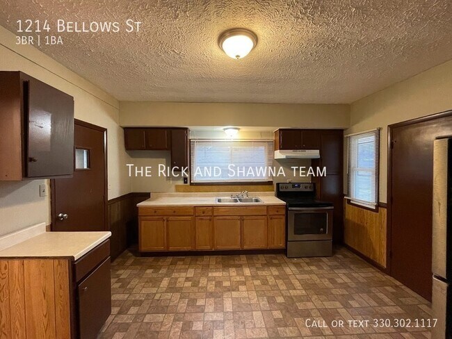 Building Photo - Three bathroom two bathroom home for rent