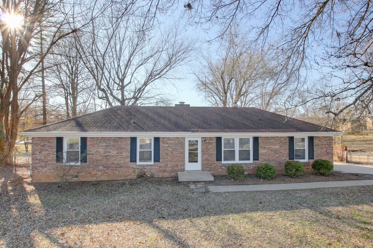 Primary Photo - Three Bedroom Home Close to Ft. Campbell