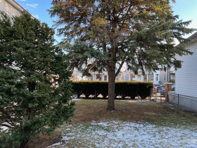 Building Photo - 2409 Commor Ave