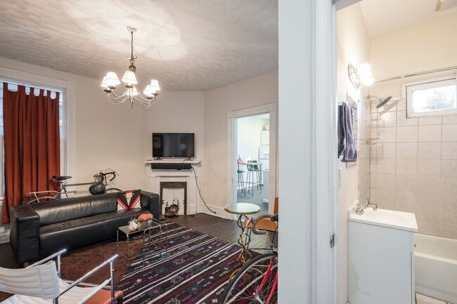 Building Photo - 2 BR/ 2 BA Historic Church Hill Home. Available February 10th!