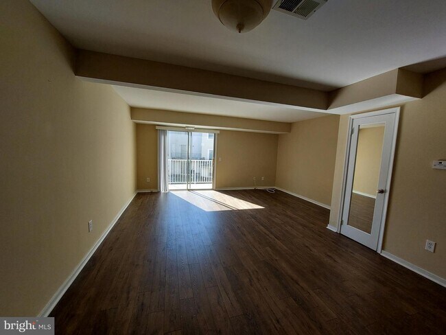 Building Photo - 164B Leeds Ct W