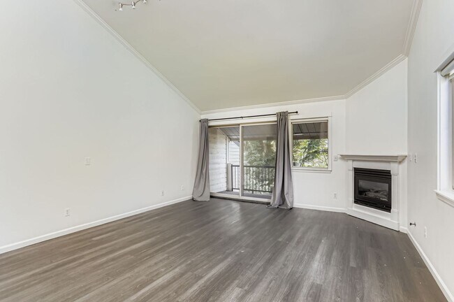 Building Photo - Large 2 Bed/2 Bath Upper Level Unit With V...