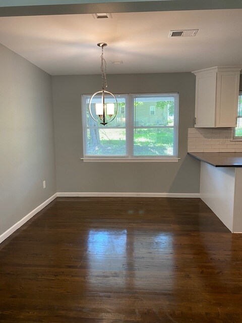 Foto del edificio - 341 Hollowbrook Rd