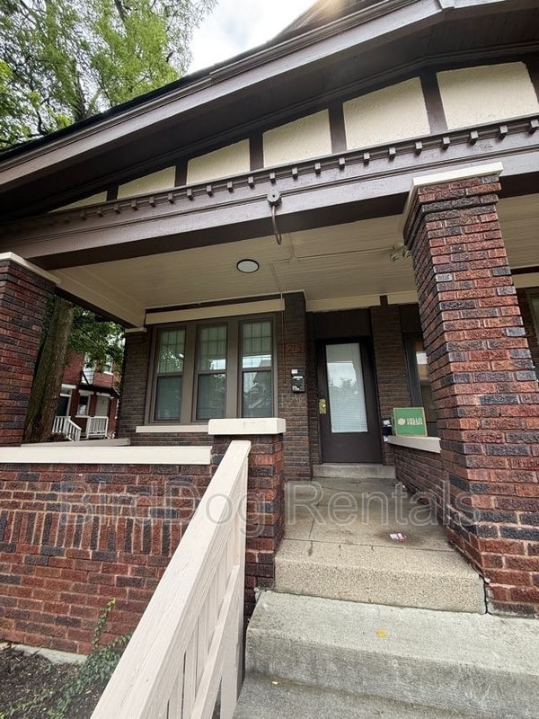 Building Photo - 215 E 14th Ave