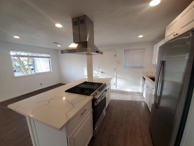 Building Photo - 3-bedroom home with remodeled kitchen and ...