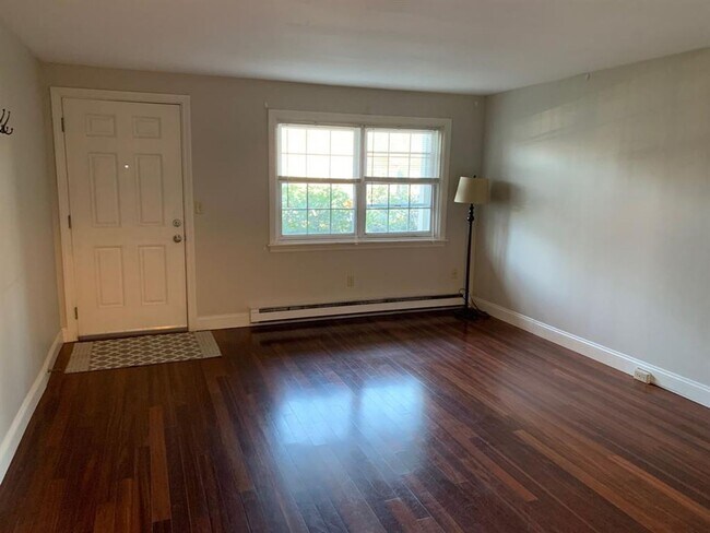Building Photo - First Floor Cricket Book End Unit Condo