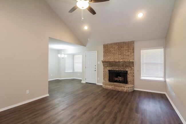 Foto del edificio - 900 Vicksburg Ln