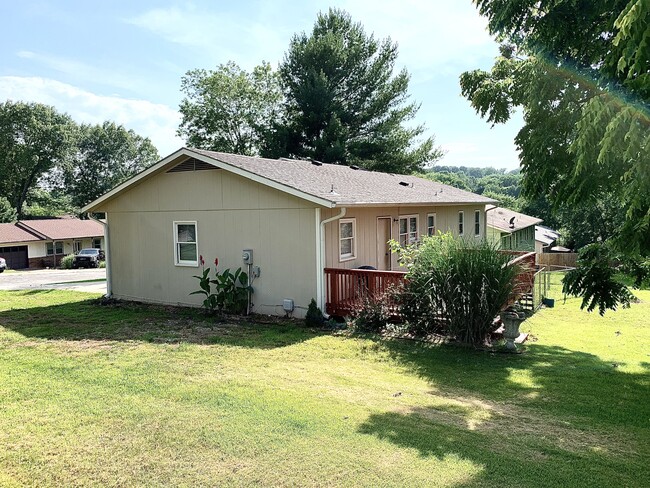 Building Photo - 306 Larry Pl