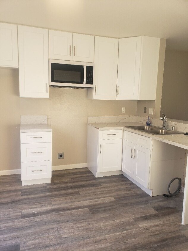 Foto principal - Well Appointed Condo with private yard!