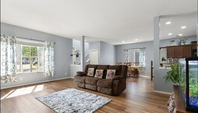 Foto del edificio - Large 4 bedroom home-Pet friendly!