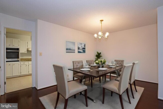 Foto del edificio - 5903 Mt Eagle Dr