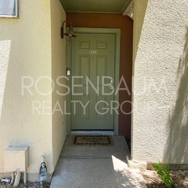 Building Photo - Beautiful 2-beds, 2-baths ground-level cor...